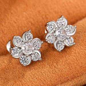 Boucles d'oreilles en or blanc E2901 avec diamants ronds taille brillant, bijoux classiques pour femmes - Product Image 4