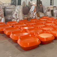 Ensemble table et chaises en fibre de verre, combinaison moderne table basse et sièges, mobilier commercial sur mesure, approvisionnement en gros pour projets hôteliers et centres commerciaux