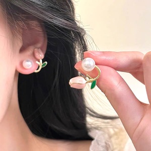 Sweet Tulip Pearl Un par de pendientes para ambos oídos, un diseño sofisticado y exclusivo que es versátil y adecuado para chicas. - Product Image 1