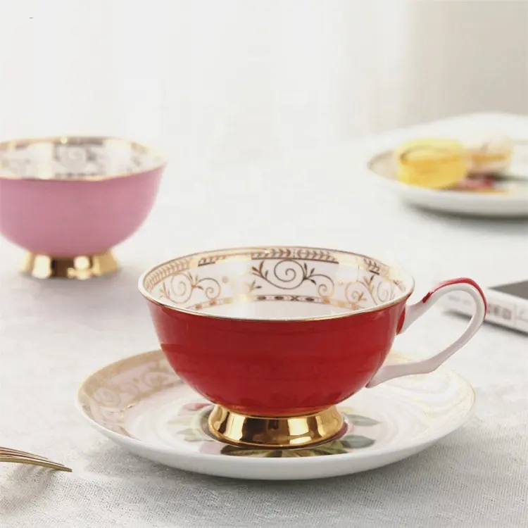 Düğün kişiselleştirilmiş kırmızı renk cappuccino kahve fincanları zarif tasarım fincan ve çay tabağı