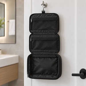 Trousse de Toilette Suspendue Format Familial avec Crochet Pivotant et Poches Zippées en Maille – Logo Personnalisé - Product Image 1