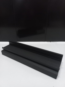 Profil de balustrade en aluminium 6063-T5, AAMA 2604, revêtement en poudre texturé noir, pour terrasse, balcon et rampes d'escalier, Indone - Product Image 5