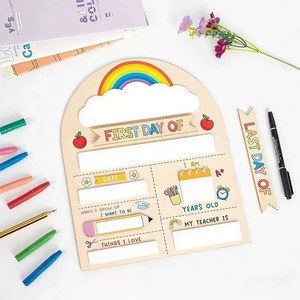 Letrero de Madera para el Primer Día de Clases, 12 x 10 Pulgadas, con Soporte, Reutilizable, para Preescolar y Jardín de Niños - Product Image 1