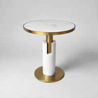 Ensemble de mobilier commercial pour café avec tables à manger, chaises, banquettes, meubles de salon et comptoir de bar