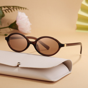 Gafas de sol ovaladas de estilo europeo para mujer, protección UV400, lentes de PC, gafas de protección solar a la moda, montura redonda, Color negro YT 7786 - Product Image 1