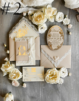 Suite d'invitations de mariage vintage beige en dentelle avec détails floraux dorés, carte ovale, carte RSVP avec code QR et enveloppe à nœud en dentelle