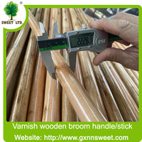 Manche à balai en bois verni de 120 cm de long, provenant de Chine, de Turquie et du Maroc, pour balais en Indonésie