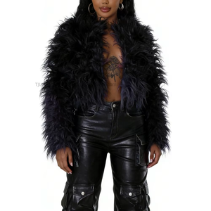 Manteau en fausse fourrure pour femme - Manteau tendance et ample en fourrure synthétique pour soirée, couleur audacieuse, style affirmé - Product Image 2