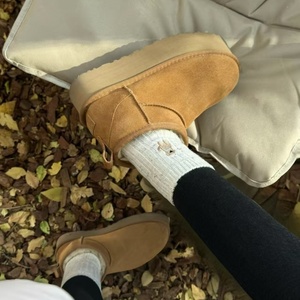 รองเท้าบูทหุ้มข้อแบบคลาสสิกสีพื้นคุณภาพสูงจาก Uggs สวมใส่สบาย อุ่น และตกแต่งอย่างมีสไตล์ รุ่นยอดนิยมปี 2025 - Product Image 4