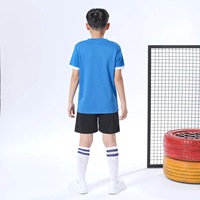 En stock vente en gros uniformes de football pour enfants maillot de football court respirant à séchage rapide équipe d'entraînement de jeu vêtements de football personnalisés
