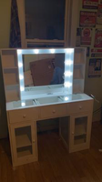 Coiffeuse avec armoires en verre, miroir et plateau en verre, 3 ampoules colorées et station de charge