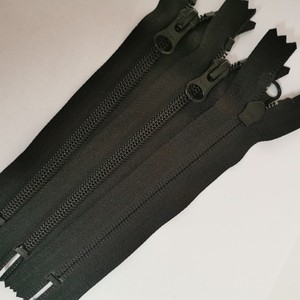 Fermeture à glissière en résine YKK en plastique stocké YKK Extrémité de fixation fermée pour manteau - Product Image 4