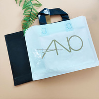 Sacs à provisions en plastique réutilisables personnalisés de bonne qualité imprimés de logo de couleur blanche avec poignée pour le paquet d'emballage de vêtement
