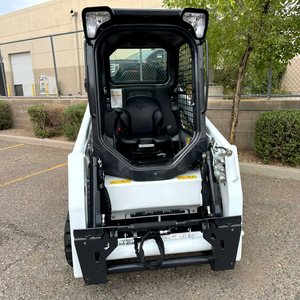 Cargadora compacta de ruedas Bobcat blanca con componente central del motor - Product Image 1