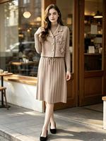 Ensemble deux pièces en tricot pour femme automne-hiver, veste à appliques faites à la main + robe mi-longue plissée à col haut, ensemble de robe élégante pour le bureau