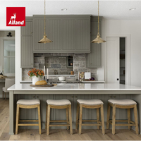 Meubles de cuisine Allandgroup populaires, modernes, aux tons terreux, avec îlot vert sauge et comptoir, finition Shiplap personnalisée