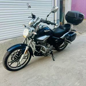 Moto rétro, élégante et puissante de 250 cm³ avec système ABS. Moteur puissant de 250 cm³ offrant des performances élevées et une conduite fluide. - Product Image 3