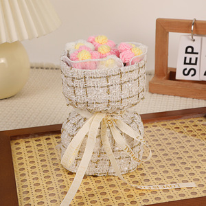 Bouquet di Fiori all'Uncinetto Fatto a Mano, Regalo Creativo e Raffinato per Migliore Amica, Compleanno, San Valentino, Festa della Mamma - Product Image 6