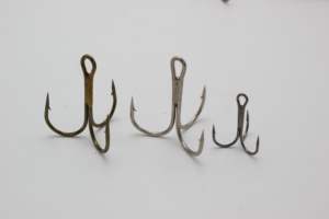 35647 crochets aigus en acier au carbone de haute qualité 1 # crochet <span class=keywords><strong>triple</strong></span> barbelé blanc <span class=keywords><strong>pour</strong></span> la pêche au <span class=keywords><strong>leurre</strong></span> en vrac personnalisé - Product Image 3