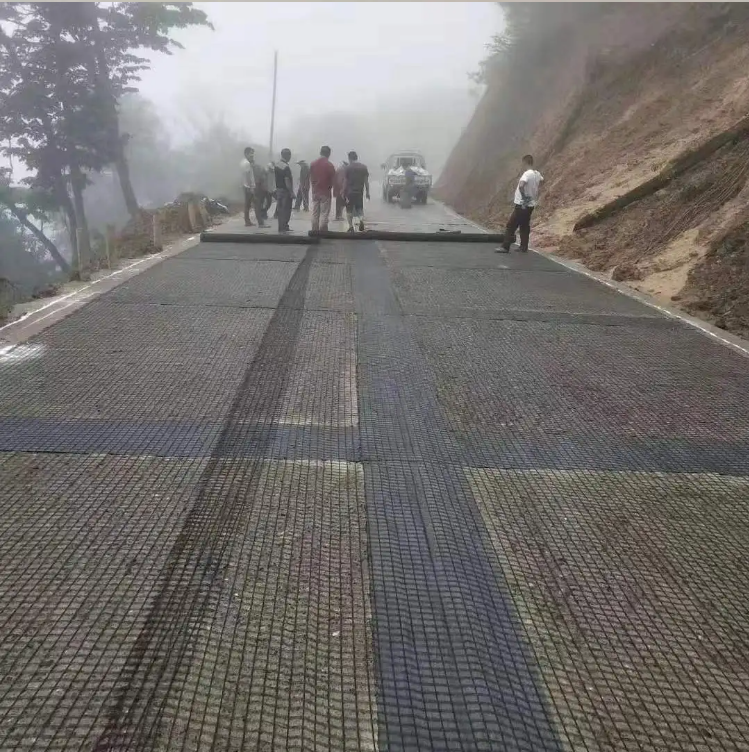 Glass Fiber Geogrid Pavement Road Construction Fiber Glass Geogrid Biaxial Fiberglass Geogrid 90kn/m 60kn/m