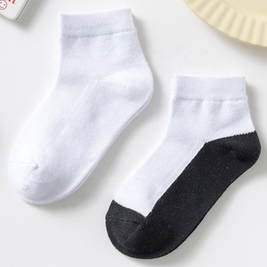Chaussettes de printemps et d'automne résistantes à la saleté pour enfants Chaussettes courtes en coton Noir Blanc Étudiants Chaussettes pour enfants - Product Image 3