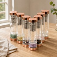 Bouteille d'eau énergétique en verre borosilicate avec copeaux de cristal naturel, pierres de guérison, infuseur à thé et couvercle en bambou – Vente en gros