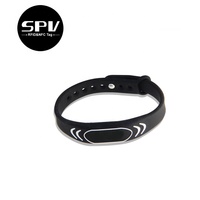 Logo personnalisé QR Code 13.56MHz Bracelet de poignet étanche NFC NTAG 213 Bracelet en silicone