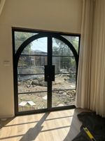 Puerta Interior Residencial de Alta Calidad, Estilo Crittall, con Marco de Acero Arqueado y Vidrio Transparente