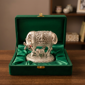 Idole artisanale en argent de vache et veau Kamdhenu, figurine religieuse gravée, décoration de table pour mariage et salon - Product Image 3