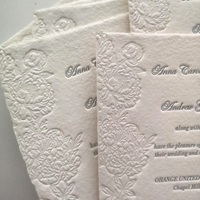 Invitation de mariage écologique en papier coton fait main, à bords festonnés et gaufrés, avec motif de Noël, sur mesure