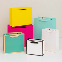 Sac en papier avec poignée en corde plate, disponible en 8 couleurs et 20 tailles, pour cadeaux, vente au détail, shopping, vente en gros, logo personnalisé