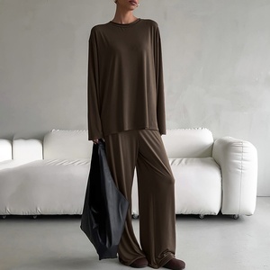 Set Pigiama Elegante in Morbida Viscosa per Donna, Traspirante, Maniche Lunghe, Lunghezza Intera - Product Image 1