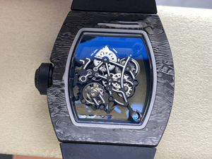 Con un movimiento esqueletizado completamente nuevo, caja de fibra de carbono con acabado natural y brillante. Este es un reloj mecánico de primera clase. - Product Image 4