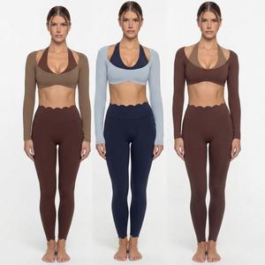Completo Sportivo da Donna a Contrasto: Top Corto con Collo Halter a Maniche Lunghe e Pantaloni a Vita Alta con Bordo Ondulato per Fitness e Yoga - Product Image 3