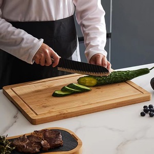 Tagliere in bambù con scanalatura per succhi, ideale per carne, formaggio e verdure - Product Image 4