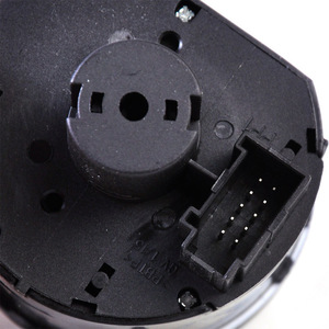สวิตช์ไฟรถยนต์ Volkswagen รุ่น 5ND941431A สำหรับควบคุมไฟหน้าและไฟตัดหมอก อะไหล่แท้จากโรงงาน - Product Image 4