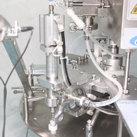 Machine de remplissage et de capsulage de sachets pour shampoing, lessive, détergent, crème, jus liquide