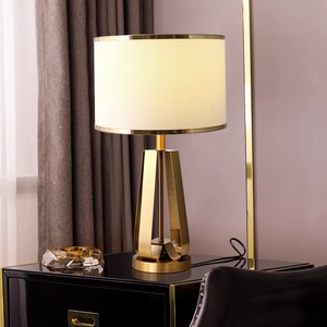 Nordique européen Simple moderne bureau lampe de chevet corps en fer chaud avec lumière de luxe pour chambre salon échantillon maison meubles - Product Image 3