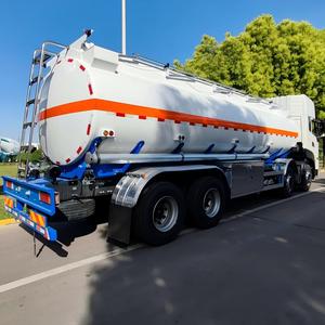 Camion-citerne à carburant et à huile neuf Dongfeng Chassis 8x4 avec une capacité de 15001-30000L - Product Image 5