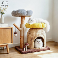 Arbre à chat en bois massif fait main avec perchoir en peluche en forme de nuage, maison pour chat tressée et griffoir en sisal pour chats d'intérieur