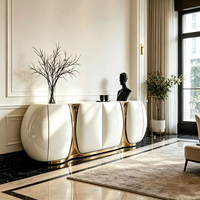 Buffet ovale incurvé en fibre de verre, finition ivoire brillant avec garniture dorée, armoire de rangement à 6 portes pour hall de luxe européen