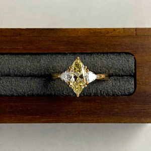 Anillo de compromiso elegante vintage de oro amarillo macizo con diamante amarillo de corte marquesa cultivado en laboratorio y piedras laterales trillón - Product Image 1