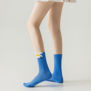 Chaussettes décontractées pour femmes, motif dessin animé 3D, personnalisées OEM d'usine, chaussettes mi-hautes mignonnes pour filles, vente en gros, fabricant de chaussettes style cool et tendance - Product Image 3