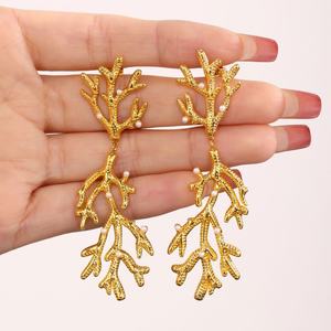 Nouvelle Arrivée Bijoux Vintage Boucles d'Oreilles Créoles en Acier Inoxydable PVD 18K Étanche avec Texture Coquillage et Forme Corail pour Femme - Product Image 3