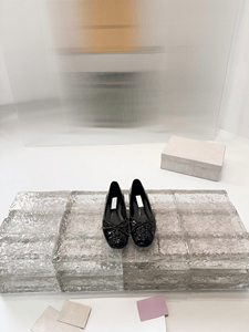 Zapatos Jimmy de Tacón Bajo para Mujer, de Alta Calidad, en Charol Brillante, con Lazos Decorativos - Product Image 1