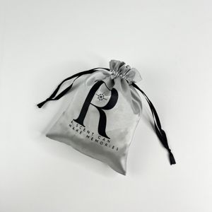 Pochette à cordon en satin gris argenté personnalisée, logo imprimé noir, sac cadeau en satin de soie pour bijoux et emballage cosmétique - Product Image 6