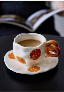 Set Creativo di Tazza e Piattino in Ceramica Ecologica Dipinta a Mano - Design a Forma di Pretzel con Papillon, Capacità 300mL, Forma Irregolare Modellata a Mano per Tè - Product Image 6