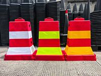 Bolardo de Tráfico de PVC/TPU de Alta Resistencia de 83 cm, Base KD de 38x58 cm, Poste de Seguridad Reflectante Rojo y Negro, Poste de Aislamiento para Estacionamientos y Carreteras