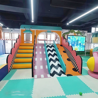 Equipo de Juegos Interior Personalizado con Diseño Geométrico Vibrante, Piscina de Pelotas, Toboganes y Diseño a Cuadros para Centro Recreativo