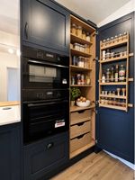 Armoire de cuisine Shaker bleu marine avec îlot central, plan de travail en bois blanc cassé, quincaillerie noire, panneau stratifié PVC E1, ensemble sur mesure
